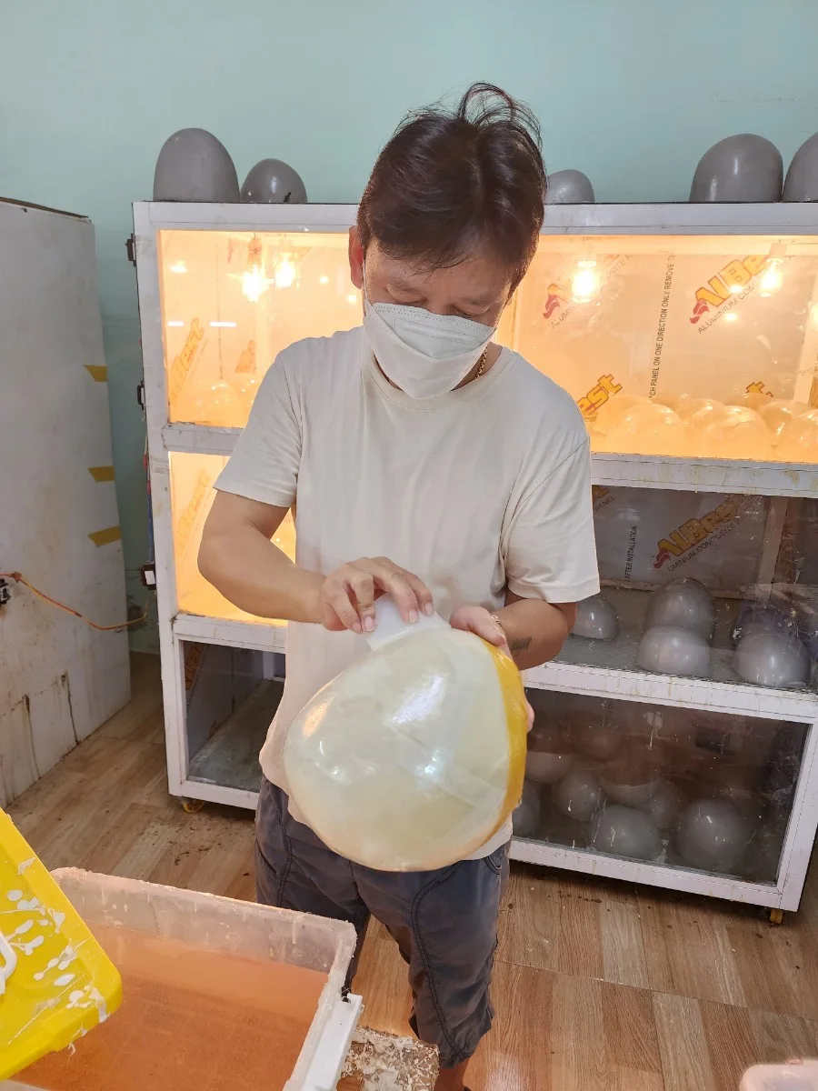 가발 틀을 손에 들고 제작을 준비하는 작업자